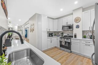 Trendy East End Escape with Spa Bath and Game Loft with Foosball and Poker - 8