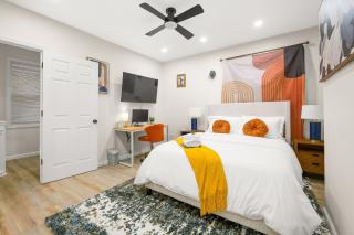 Trendy East End Escape with Spa Bath and Game Loft with Foosball and Poker - 7