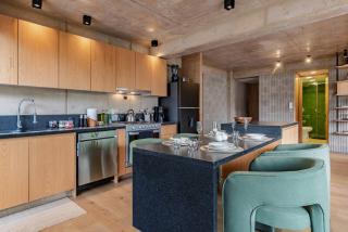 Stylish Apartment with Balcony Steps from Cafe - 6
