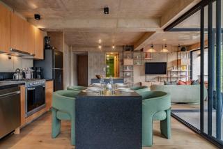 Stylish Apartment with Balcony Steps from Cafe - 9