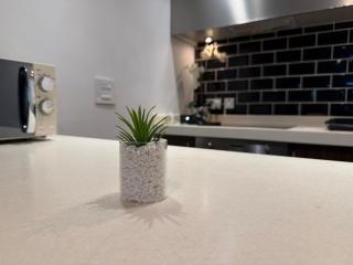 Luxury 2-Bed Balcony in City Centre - 8
