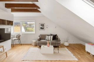 Charming Seaside Apartment in Bergen with Stunning Views - 6