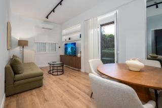 Luxury Glyfada flat steps from sea & main market - 0