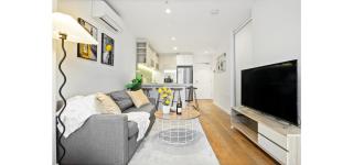 City Skyline Luxe 2BR CBD Retreat With Pool Gym Views - 5
