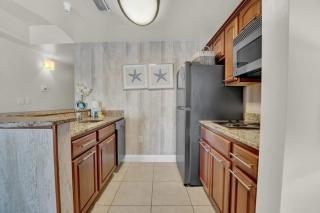 Stunning lake-view condo with private balcony pools hot tub & private beach - 2