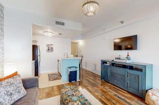 Lakefront resort condo with heated outdoor pool hot tub balcony lake views - 3