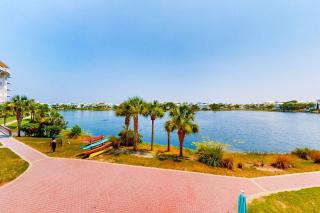 Stylish condo with lake views bike rentals & pools - walk to the beach - 8