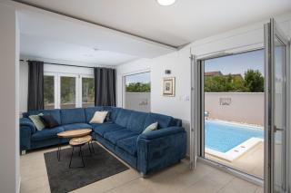 4-bedroom villa with pool in Peroj - 2