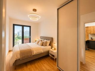 Balcony-Free Parking-FastWIFI-SmartTV-Full Kitchen - 3