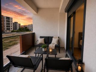 Balcony-Free Parking-FastWIFI-SmartTV-Full Kitchen - 7