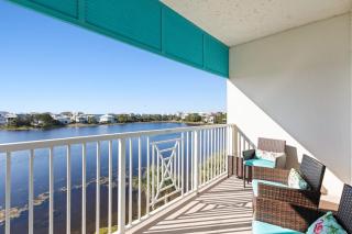 Newly renovated fourth-floor studio w spectacular views shared hot tub & pool - 0