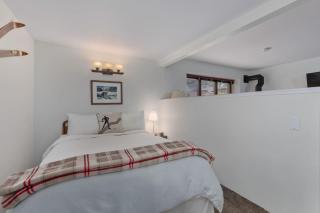Pet Friendly Studio in Prime Village Location! - 6