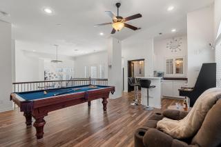 Spacious home with Heated Pool, Media Room & Spa - 9