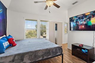 Spacious home with Heated Pool, Media Room & Spa - 8