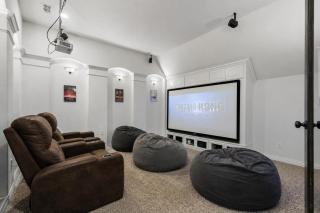 Spacious home with Heated Pool, Media Room & Spa - 3