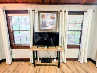 #09 - Large Lakeview One Bedroom- Pet Friendly - 5