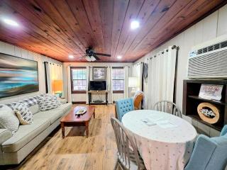 #09 - Large Lakeview One Bedroom- Pet Friendly - 4