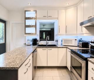 Stylish Apartment in DT Montreal with 3 BDRs and Parking - 9