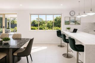 5BR Modern Suburban Grandeur - Luxury Family Estate in Stretton -  - 4