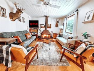 Cozy Getaway Cabin with Hot Tub, Sauna, Wi-Fi - 0