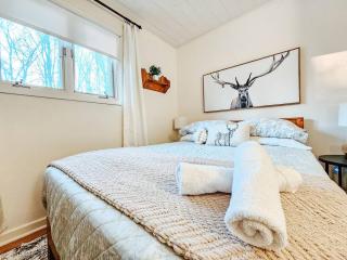 Cozy Getaway Cabin with Hot Tub, Sauna, Wi-Fi - 9