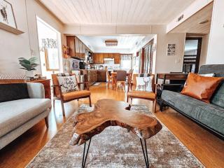 Cozy Getaway Cabin with Hot Tub, Sauna, Wi-Fi - 2