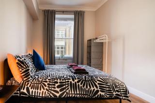 Near Train & City- Paisley-8 mins Glasgow Airport - 8