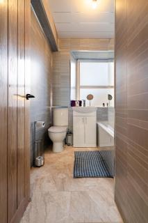 Stylish Paisley Home near Glasgow Airport, Gilmour Street Station and Town Centre - Ideal for Contractors - 7
