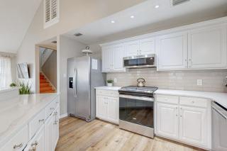 Steps to beach & community pool dog-friendly great location - 1