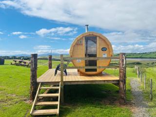 The Snuggly Sheep Shepherd Hut & Sauna Farm Stay - 1