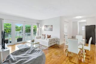 Newly Renovated 1BR Miami Beach Stay - Sleeps 4 - 6