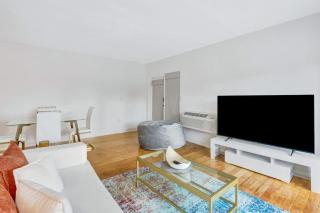 Newly Renovated 1BR Miami Beach Stay - Sleeps 4 - 4