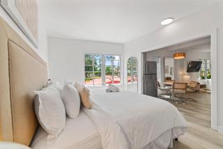 Iconic Ocean Drive Retreat - Steps to the Beach - 8