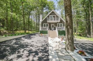 Charming n Fun chalet Retreat in The Poconos - 9
