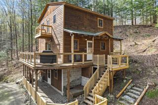 River Road Treehouse Retreat - 0