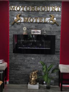 Motor Court Motel - 9