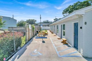 Seaside Escape 6 - Chic Studio near Coast & Dining - 1