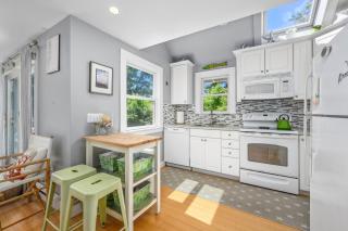 Cape Cod Cottage near Beaches & Downtown - 2