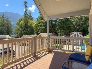 Lake Sutherland Chalet Tiny home with lake access - 8