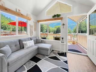 Lake Sutherland Chalet Tiny home with lake access - 0