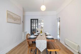 Liverpool Home Fast Wi-Fi, Parking & Long Stays - 3