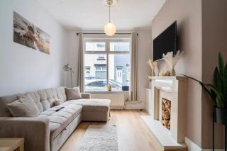Liverpool Home Fast Wi-Fi, Parking & Long Stays - 9
