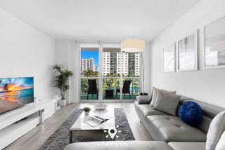 Coastal Comfort 2BR Retreat Balcony Space - 1