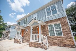 Basic 4 bedrooms with 7 beds 15 min from downtown sleeps 9 for Work crews and Large groups - 9