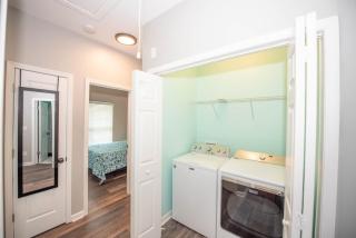Basic 4 bedrooms with 7 beds 15 min from downtown sleeps 9 for Work crews and Large groups - 1
