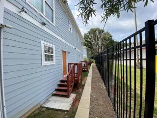 Basic 4 bedrooms with 6 beds 15 min from downtown sleeps 9 Adults comfortably for Work crews and Large groups - 3