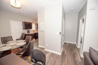 Basic 4 bedrooms with 6 beds 15 min from downtown sleeps 9 Adults comfortably for Work crews and Large groups - 2