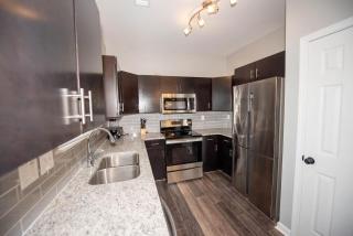 Basic 4 bedrooms with 7 beds 15 min from downtown sleeps 9 Adults comfortably for Work crews and Large groups - 5