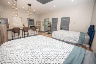 Spacious Studio with 2 queen beds B - 3