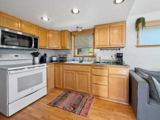 Slice of Heaven Cozy Chalet Tiny Home in Maple Grove Lake Sutherland - 3